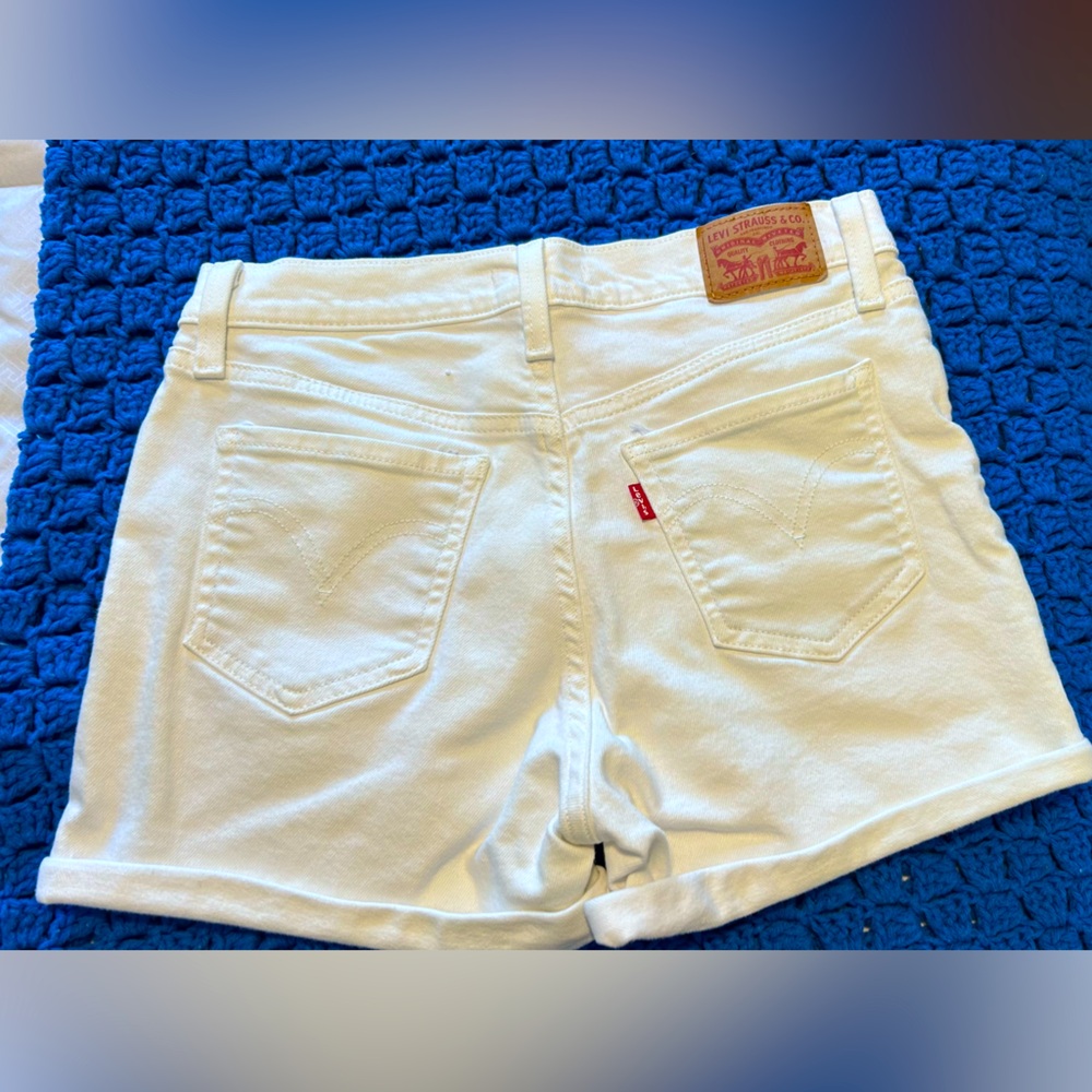 Women’s levi’s short jeans.